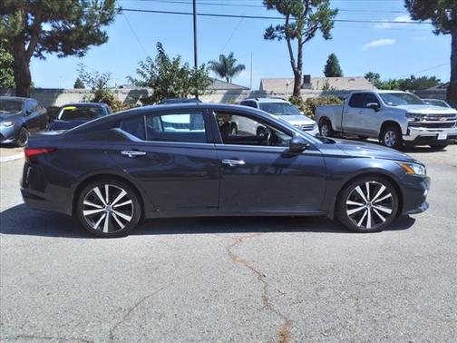 Photo 3 of 28 of 2020 Nissan Altima 2.0 Platinum