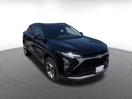 Mosaic Black Metallic 2025 Chevrolet Trax LT
