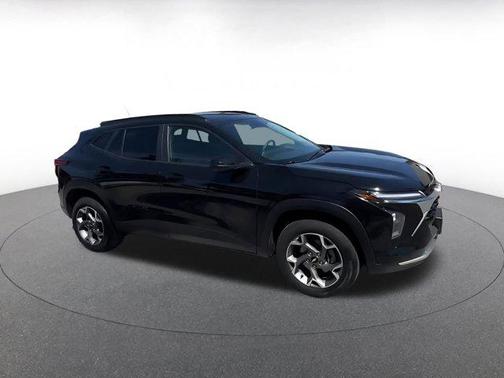 Mosaic Black Metallic 2025 Chevrolet Trax LT