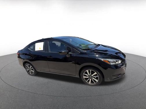 Super Black 2025 Nissan Versa 1.6 SV