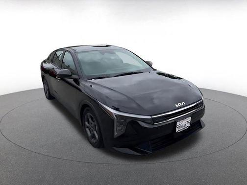 Aurora Black Pearl 2025 Kia K4 LXS
