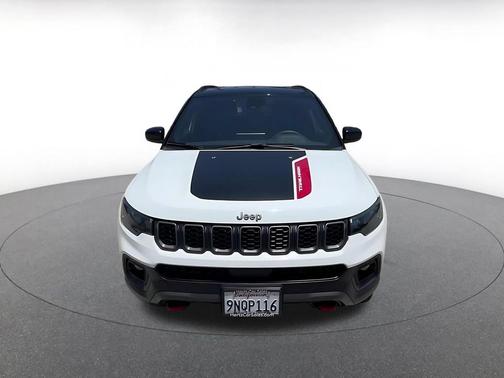 Bright White Clearcoat 2025 Jeep Compass Trailhawk