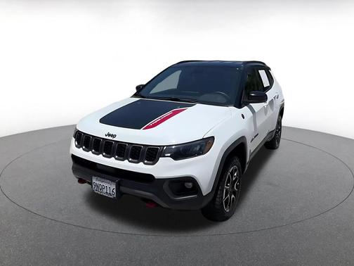 Bright White Clearcoat 2025 Jeep Compass Trailhawk
