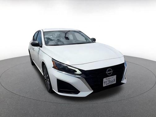 Glacier White 2025 Nissan Altima SV FWD
