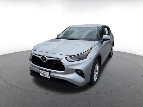 CELESTIAL SILVE 2025 Toyota Highlander LE