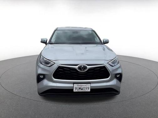 CELESTIAL SILVE 2025 Toyota Highlander LE
