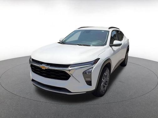 Summit White 2025 Chevrolet Trax LT