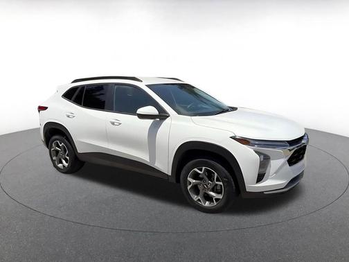 Summit White 2025 Chevrolet Trax LT