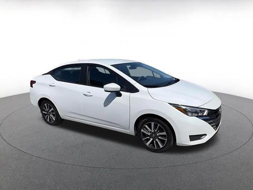 Aspen White Tricoat 2025 Nissan Versa 1.6 SV