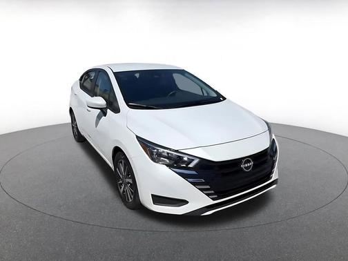 Aspen White Tricoat 2025 Nissan Versa 1.6 SV