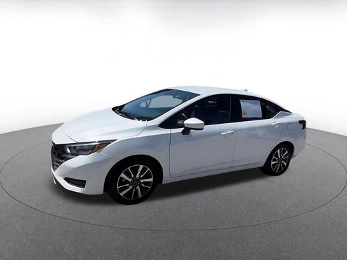 Aspen White Tricoat 2025 Nissan Versa 1.6 SV