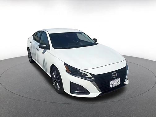 Glacier White 2025 Nissan Altima SV FWD