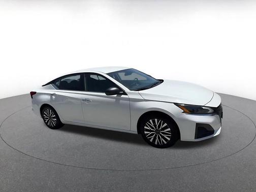 Glacier White 2025 Nissan Altima SV FWD