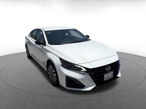 Glacier White 2025 Nissan Altima SV FWD