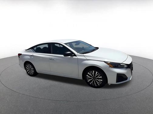 Glacier White 2025 Nissan Altima SV FWD