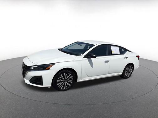 Glacier White 2025 Nissan Altima SV FWD