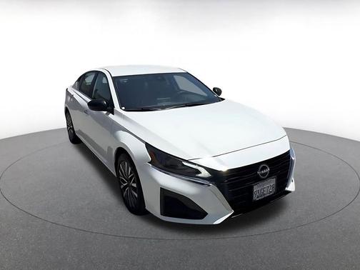 Glacier White 2025 Nissan Altima SV FWD