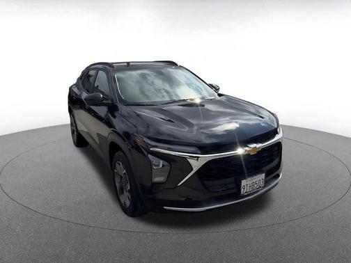 Mosaic Black Metallic 2025 Chevrolet Trax LT