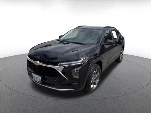 Mosaic Black Metallic 2025 Chevrolet Trax LT