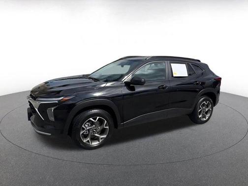 Mosaic Black Metallic 2025 Chevrolet Trax LT