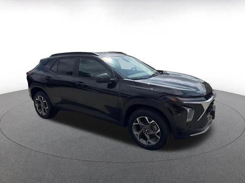 Mosaic Black Metallic 2025 Chevrolet Trax LT
