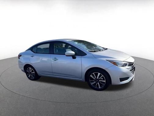 Brilliant Silver Metallic 2025 Nissan Versa 1.6 SV