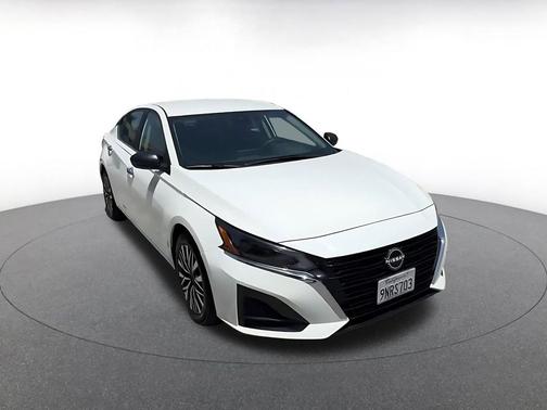 Glacier White 2025 Nissan Altima SV FWD