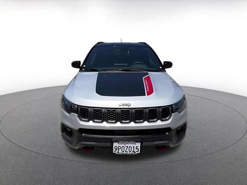 Silver Zynith Metallic Clearcoat 2025 Jeep Compass Trailhawk