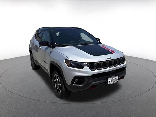 Silver Zynith Metallic Clearcoat 2025 Jeep Compass Trailhawk