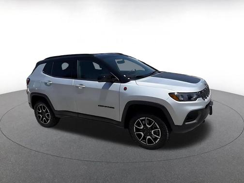 Silver Zynith Metallic Clearcoat 2025 Jeep Compass Trailhawk