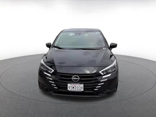 Super Black 2025 Nissan Versa 1.6 SV