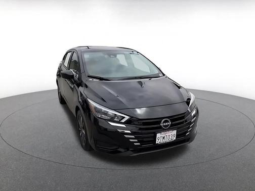 Super Black 2025 Nissan Versa 1.6 SV