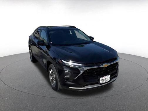 Mosaic Black Metallic 2025 Chevrolet Trax LT