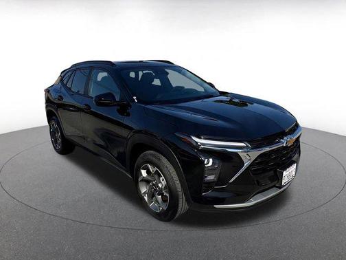 Mosaic Black Metallic 2025 Chevrolet Trax LT
