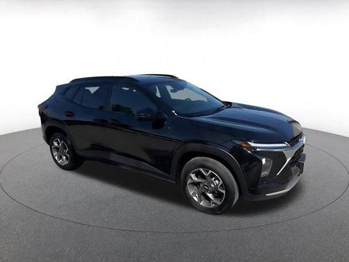 Mosaic Black Metallic 2025 Chevrolet Trax LT