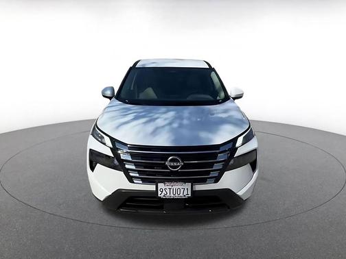 Everest White Pearl 2025 Nissan Rogue SV