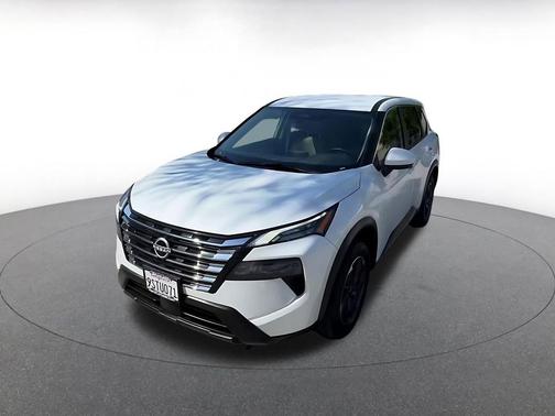 Everest White Pearl 2025 Nissan Rogue SV