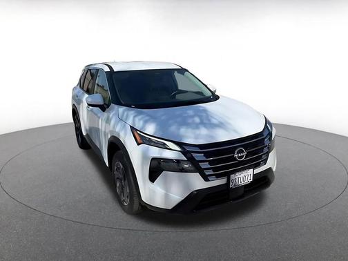 Everest White Pearl 2025 Nissan Rogue SV