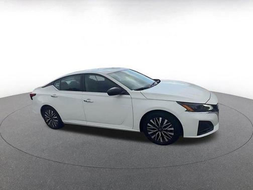 Glacier White 2025 Nissan Altima SV FWD