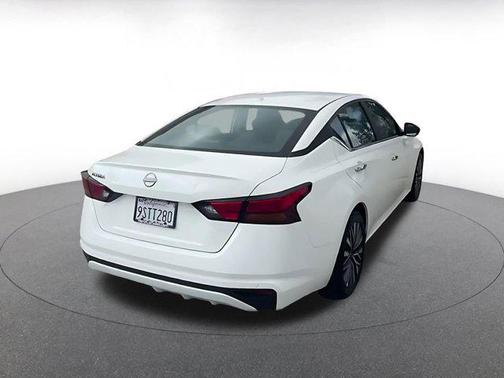 Glacier White 2025 Nissan Altima SV FWD