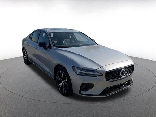 2024 Volvo S60 B5 Core Dark Theme