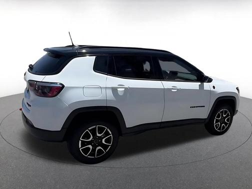 Bright White Clearcoat 2025 Jeep Compass Trailhawk