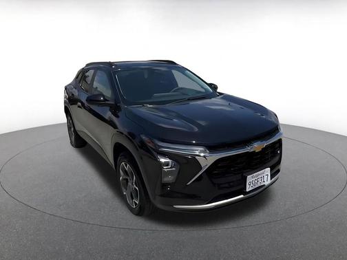 Mosaic Black Metallic 2025 Chevrolet Trax LT