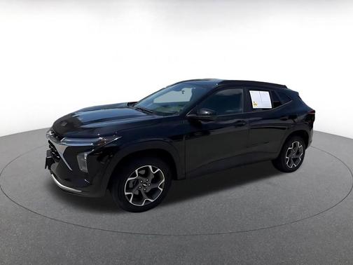 Mosaic Black Metallic 2025 Chevrolet Trax LT