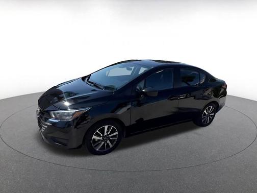 Super Black 2025 Nissan Versa 1.6 SV