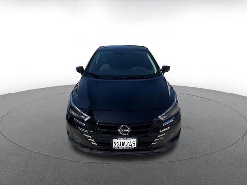 Super Black 2025 Nissan Versa 1.6 SV