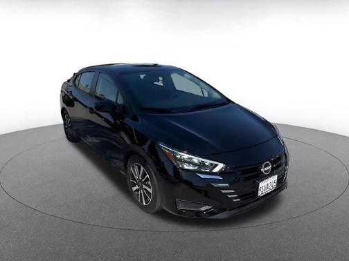 Super Black 2025 Nissan Versa 1.6 SV