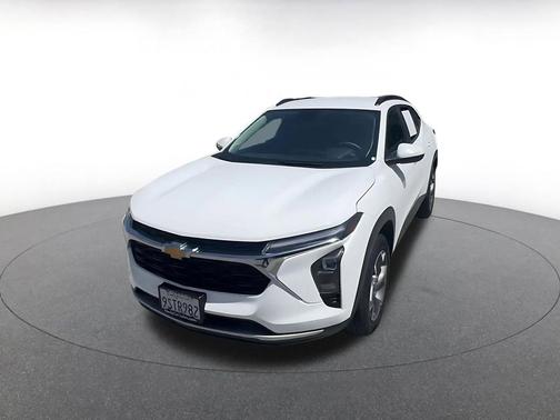 Summit White 2025 Chevrolet Trax LT