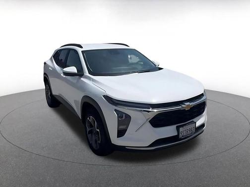 Summit White 2025 Chevrolet Trax LT