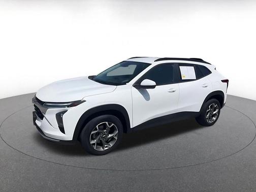 Summit White 2025 Chevrolet Trax LT